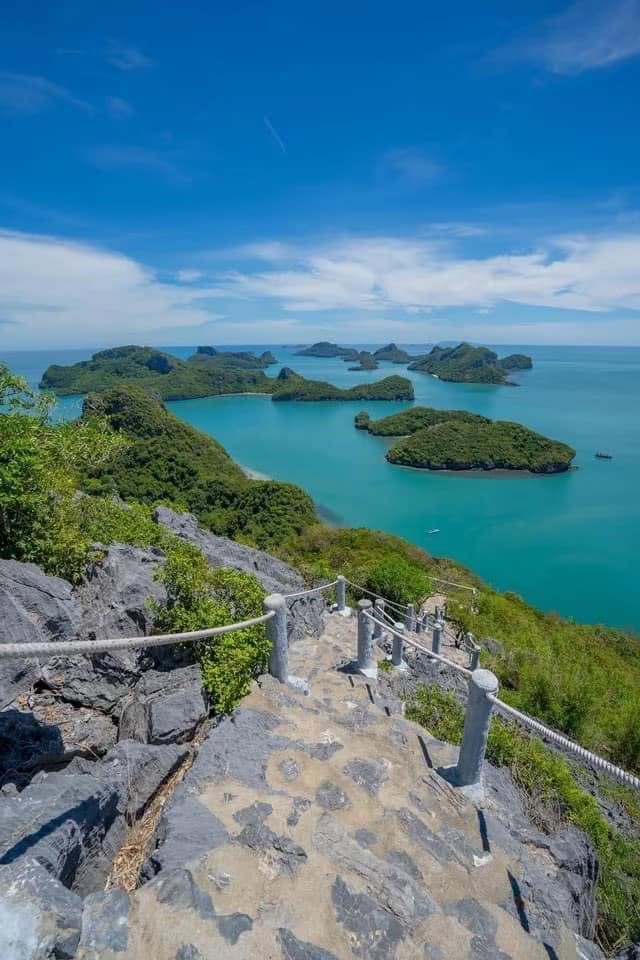 วิวหมู่เกาะอ่างทองและทะเลสีเทอร์ควอยซ์ จากจุดชมวิวใกล้เกาะสมุย