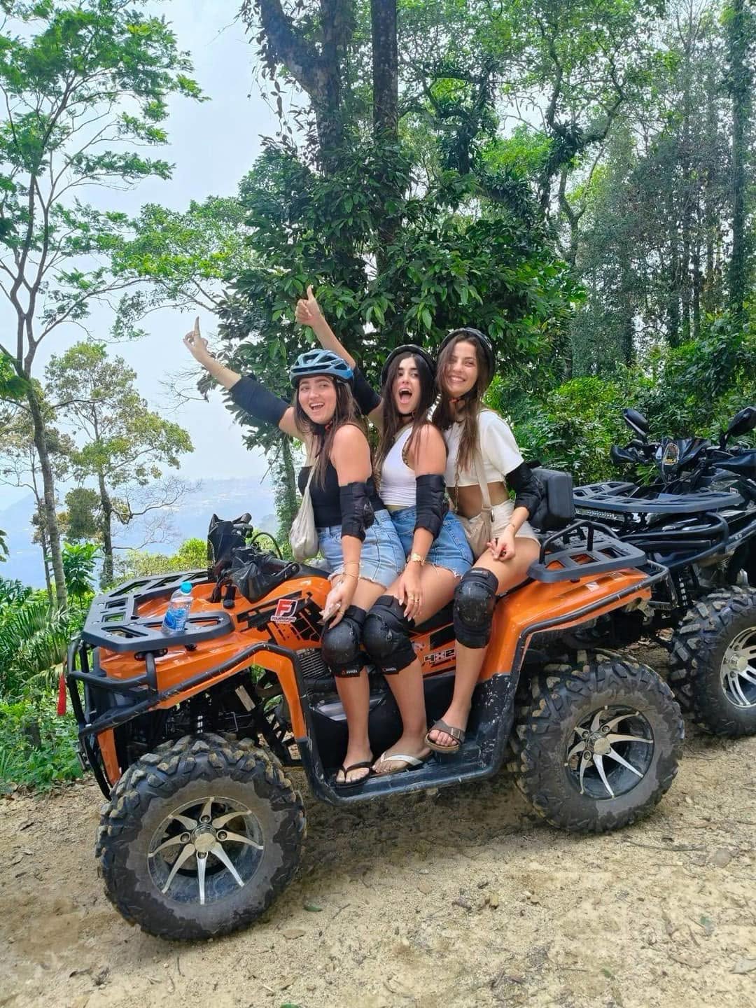 พักถ่ายรูปจุดชมวิวระหว่างขับ ATV